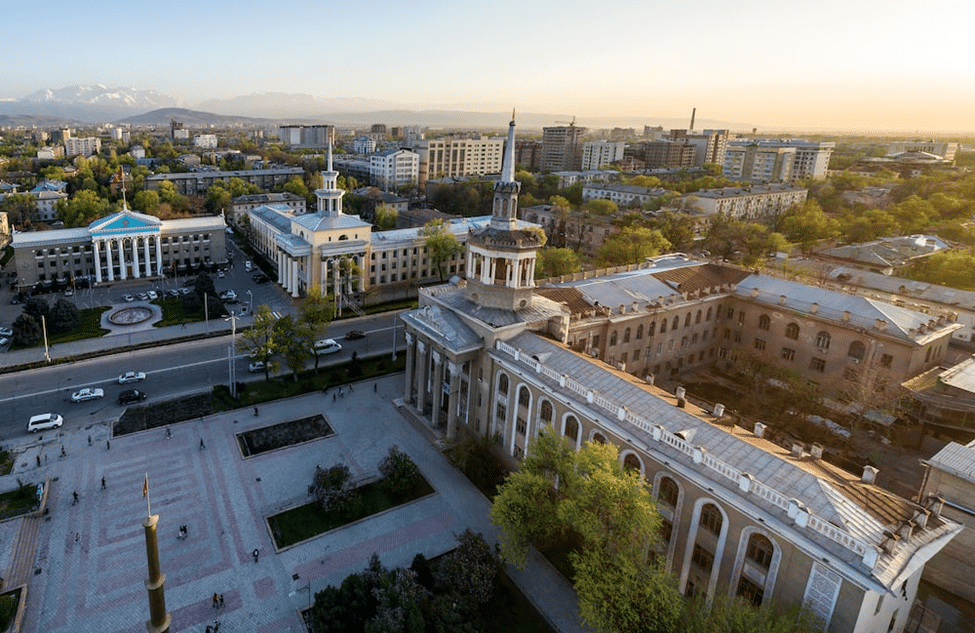 Luftaufnahme des zentralen Platzes von Bischkek mit Blick auf Regierungsgebäude