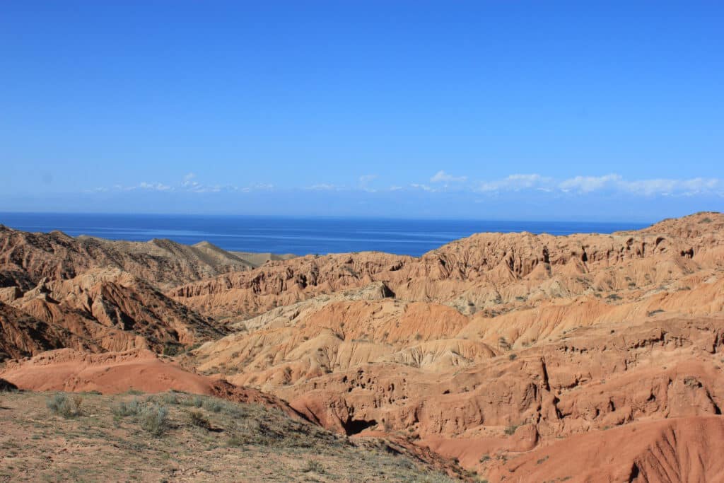 Bizarre Felslandschaft des Skazka-Canyons mit Blick auf den Issyk-Kul-See