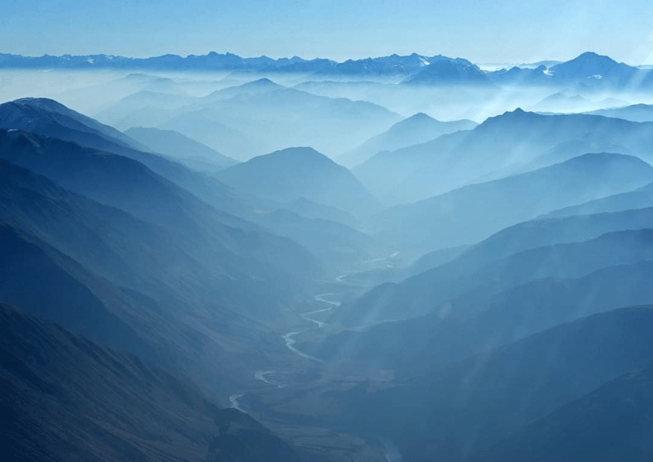 Mystische Täler und Flussläufe im Nebel der Pamir-Berge