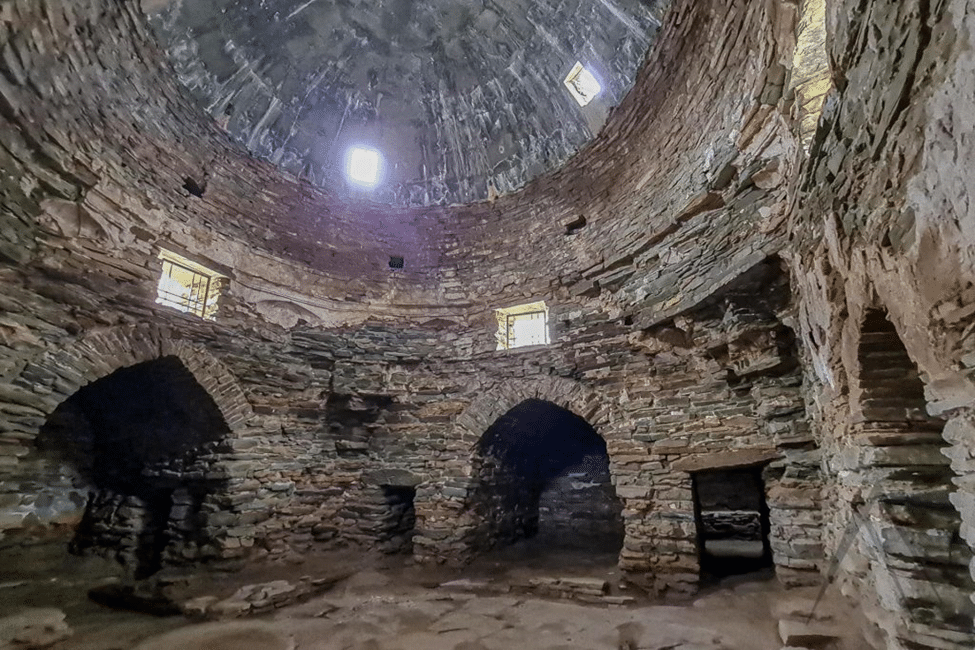 Steinerne Kuppelhalle im Innern des alten Karawansereis Tash-Rabat