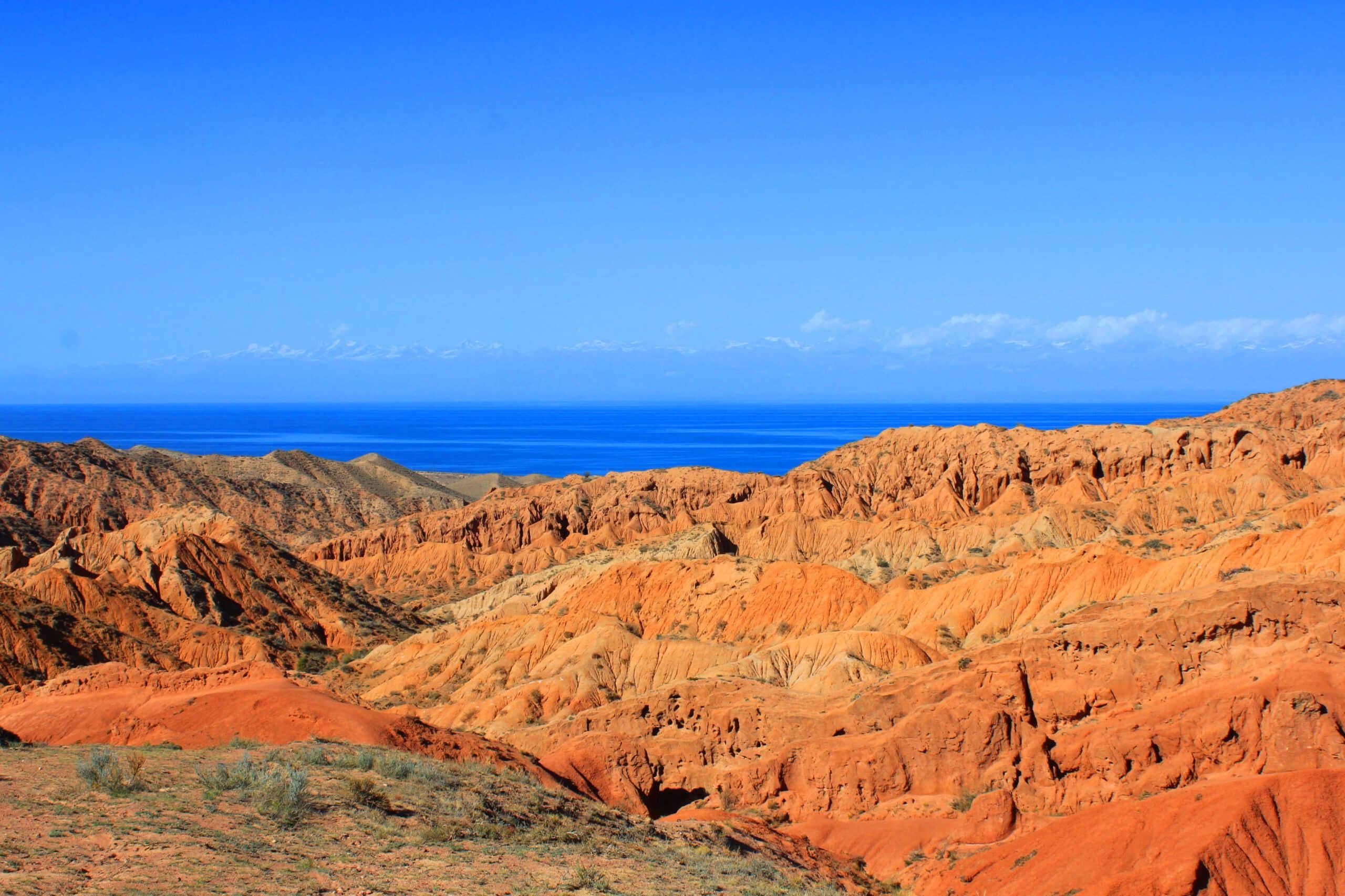 Farbenfrohe Felsenlandschaft am Issyk-Kul
